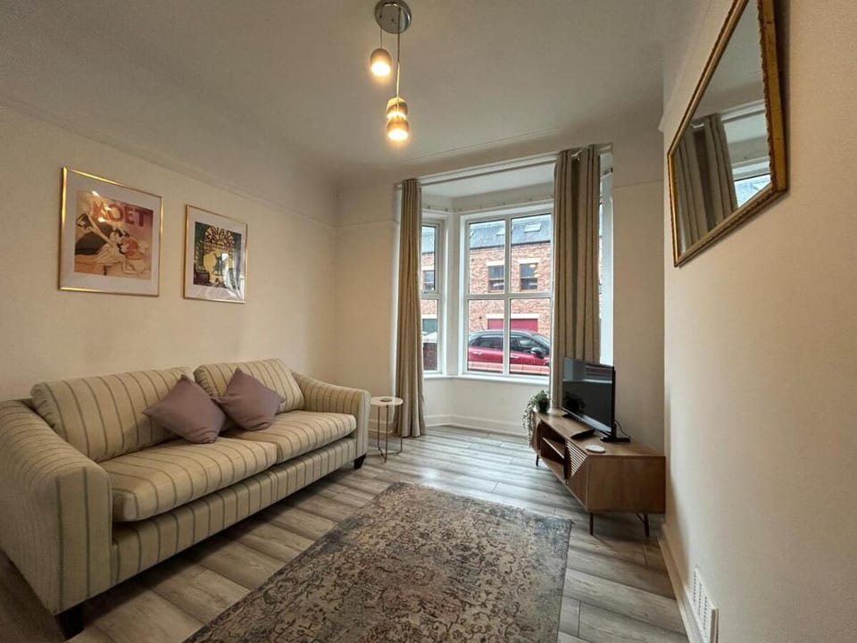 Modern & Spacious 3 Bedroom Home Sleeps 5 Apartment in Crewe