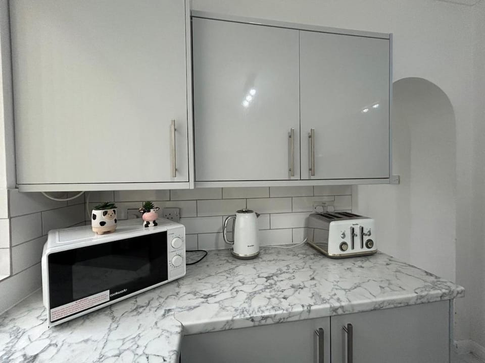 Modern & Spacious 3 Bedroom Home Sleeps 5 Apartment in Crewe