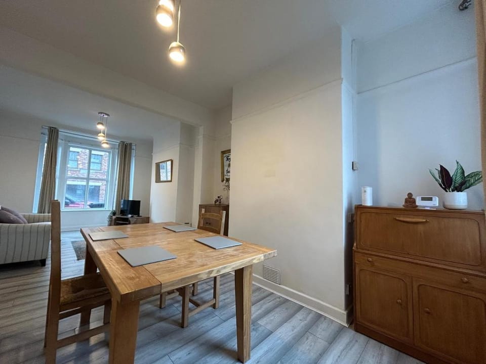 Modern & Spacious 3 Bedroom Home Sleeps 5 Apartment in Crewe