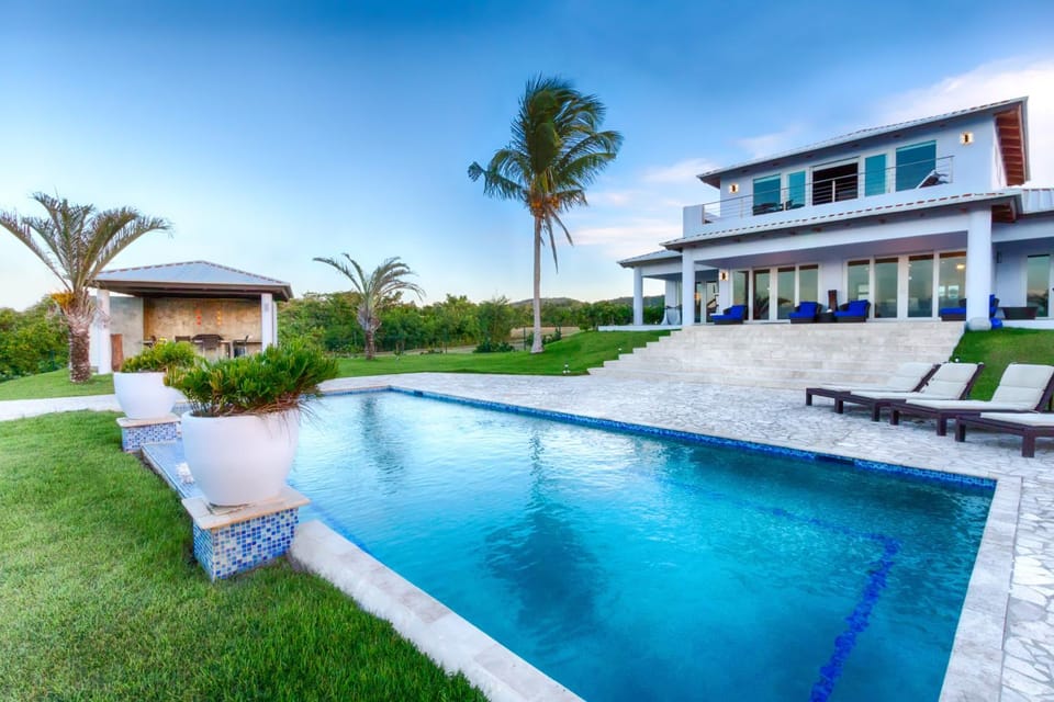 Property building, Day, Pool view, Swimming pool