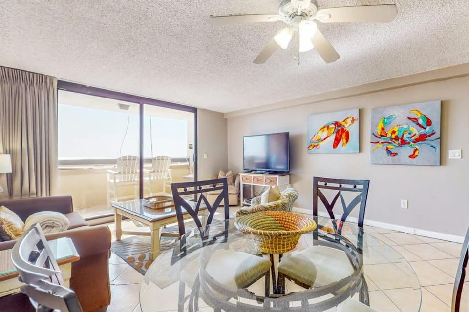 2nd Floor Open Condo On-site restaurant w bar Multiple pools House in Destin