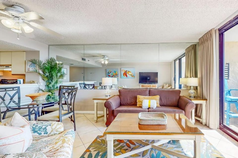 2nd Floor Open Condo On-site restaurant w bar Multiple pools House in Destin