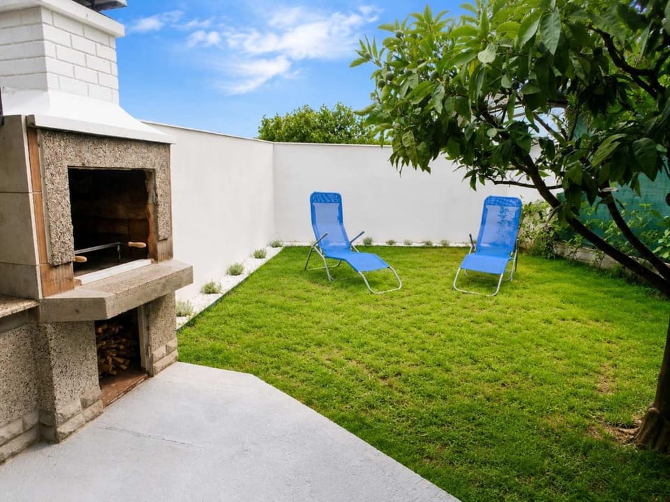 Studio Silvia - Free parking, WiFi & private yard with BBQ Apartment in Rijeka