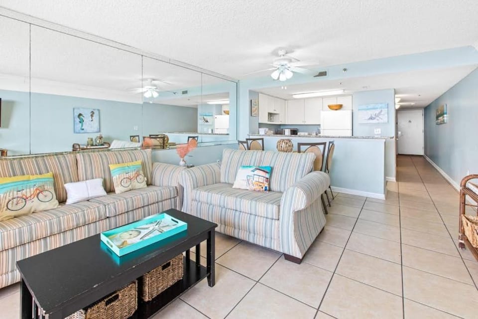 Gorgeous condo w on-site pool & splash pad - near shops and dining Apartment in Destin