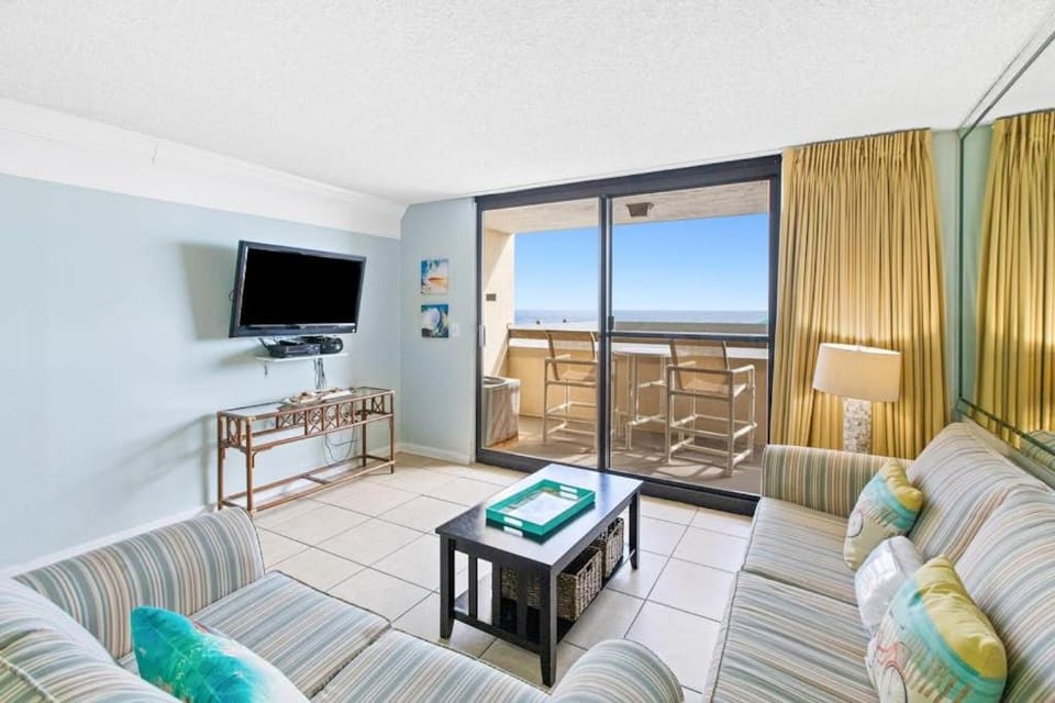 Gorgeous condo w on-site pool & splash pad - near shops and dining Apartment in Destin