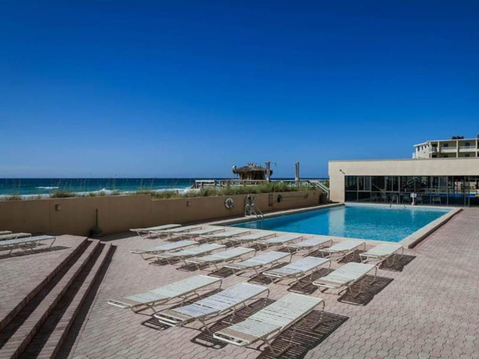 Gorgeous condo w on-site pool & splash pad - near shops and dining Apartment in Destin