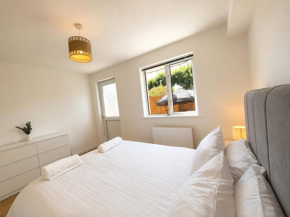 Spacious Family Home with Garden & Parking House in Southampton