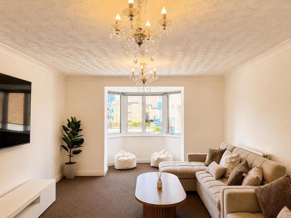 Spacious Family Home with Garden & Parking House in Southampton