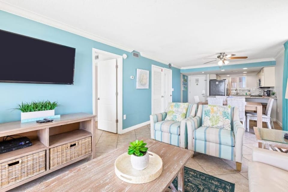 4th Floor Welcoming Condo On-site pool w bar & restaurant House in Destin