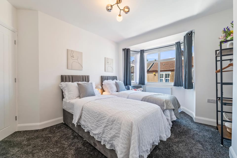 Bed, Photo of the whole room, Bedroom, towels, towels