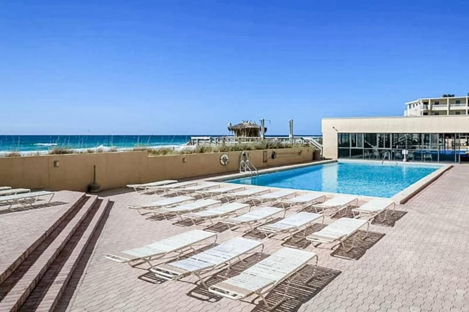 Beachfront Condo with Private Balcony - Shared Pools Hot Tub & Fitness Room House in Destin
