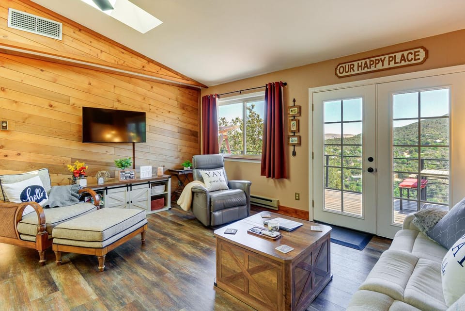 < 2 Mi to Whiskey Row! Mtn-View Adventure Basecamp House in Prescott