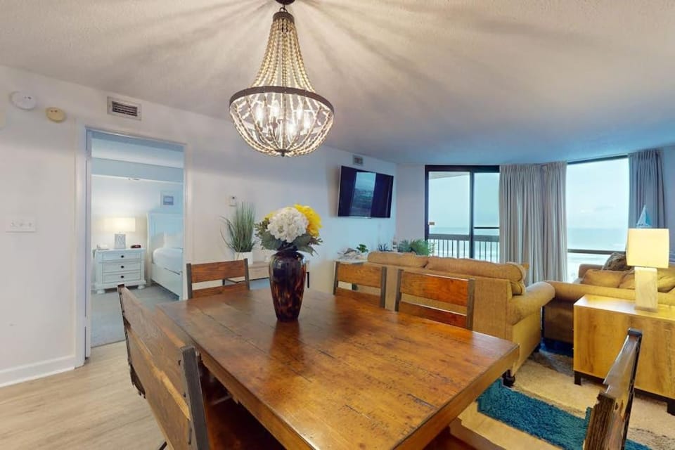 Swanky beachfront hotel-style condo w shared pool hot tub and beach access House in Destin