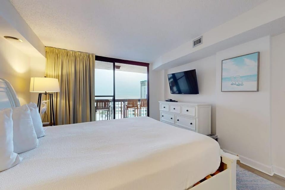 Swanky beachfront hotel-style condo w shared pool hot tub and beach access House in Destin
