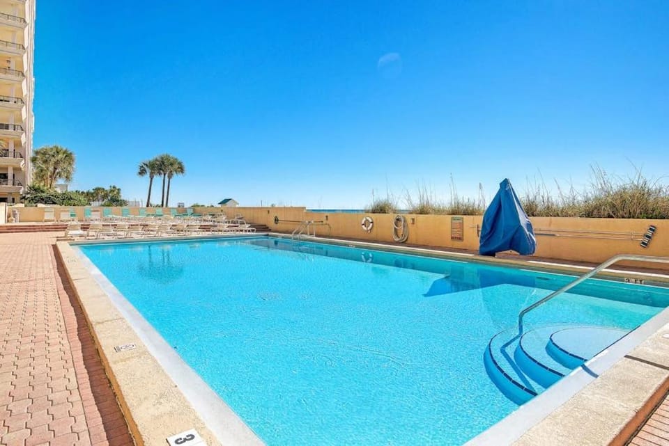 11th Floor Condo On-site restaurant Multiple pools hot tub w splash pad House in Destin