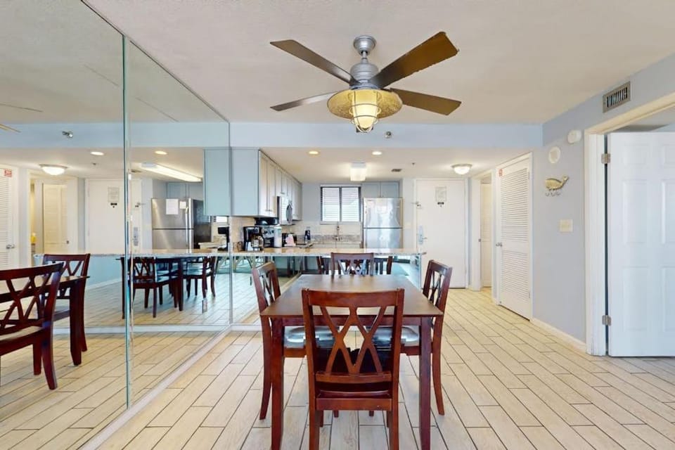 11th Floor Condo On-site restaurant Multiple pools hot tub w splash pad House in Destin