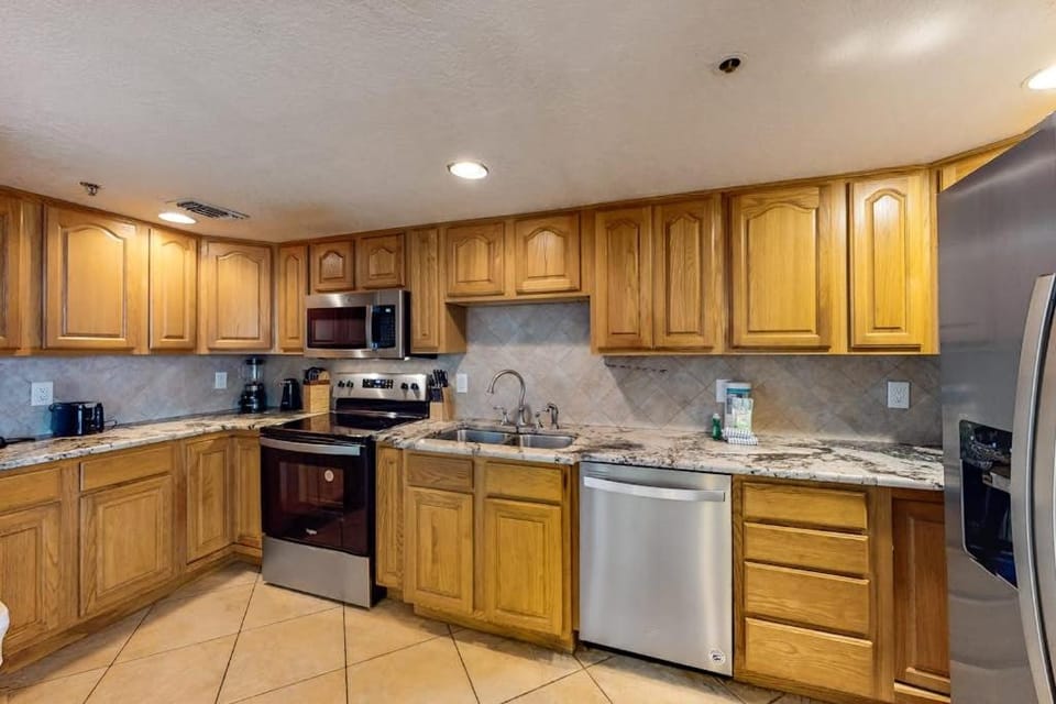 All-suite condo with pool hot tub sauna free WiFi & central AC House in Destin