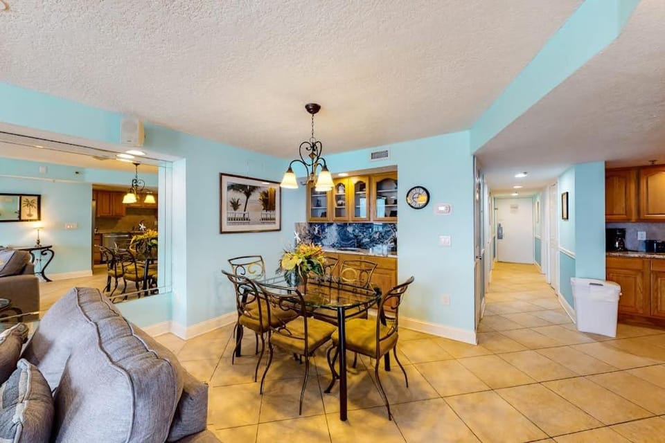 All-suite condo with pool hot tub sauna free WiFi & central AC House in Destin