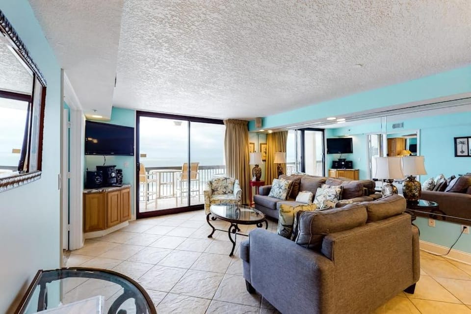 All-suite condo with pool hot tub sauna free WiFi & central AC House in Destin