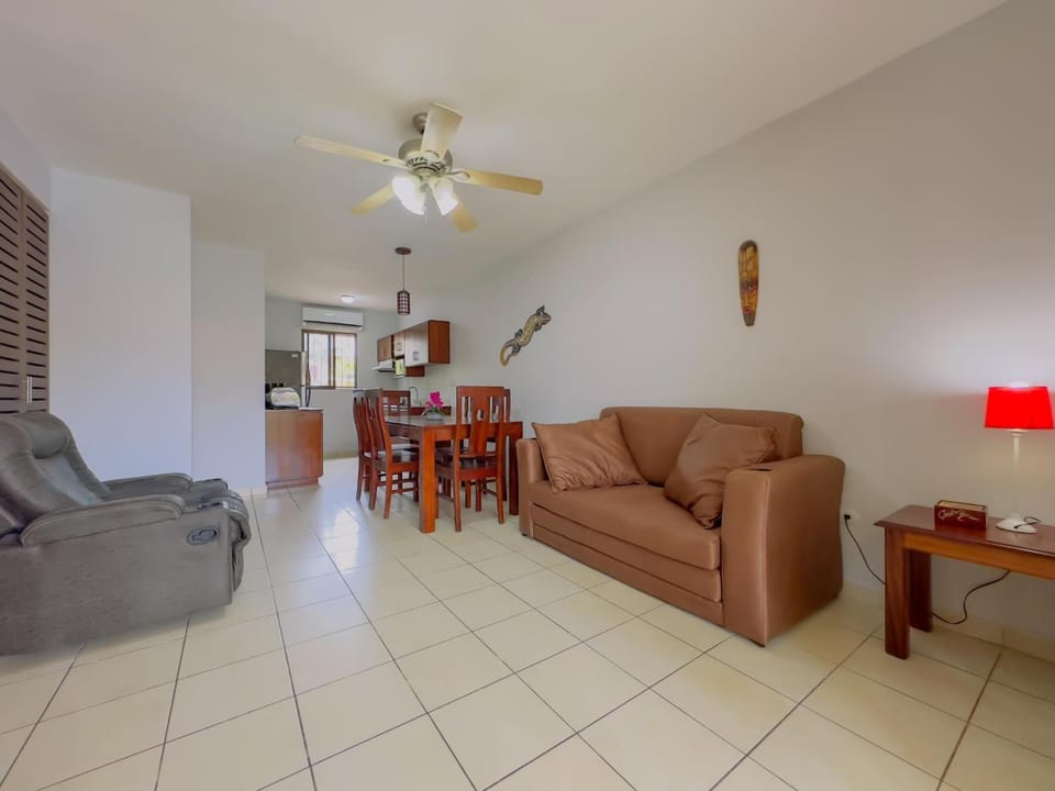 Green Turtle #1 Ground Floor Comfort Just Minutes Apartment in Coco