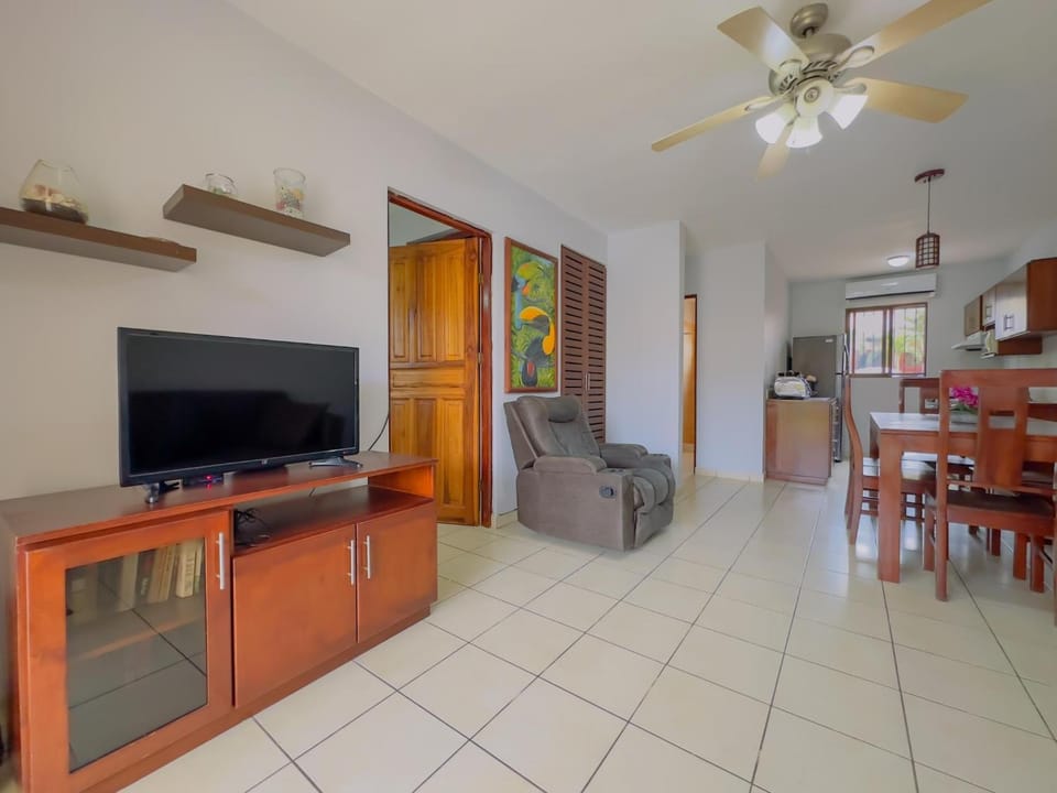 Green Turtle #1 Ground Floor Comfort Just Minutes Apartment in Coco