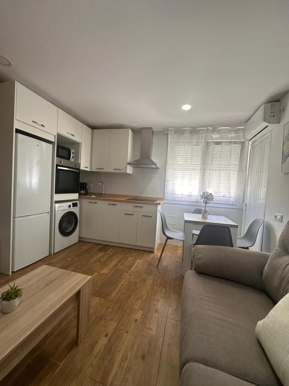 Kitchen or kitchenette, Living room, Seating area, Dining area, oven, pet friendly, stove, washing machine