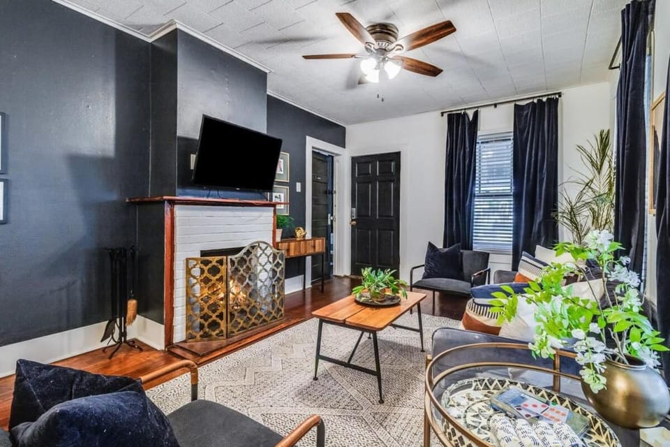 4BR Downtown Lafayette-Garden Parking Walk to Arts District House in Freetown-Port Rico