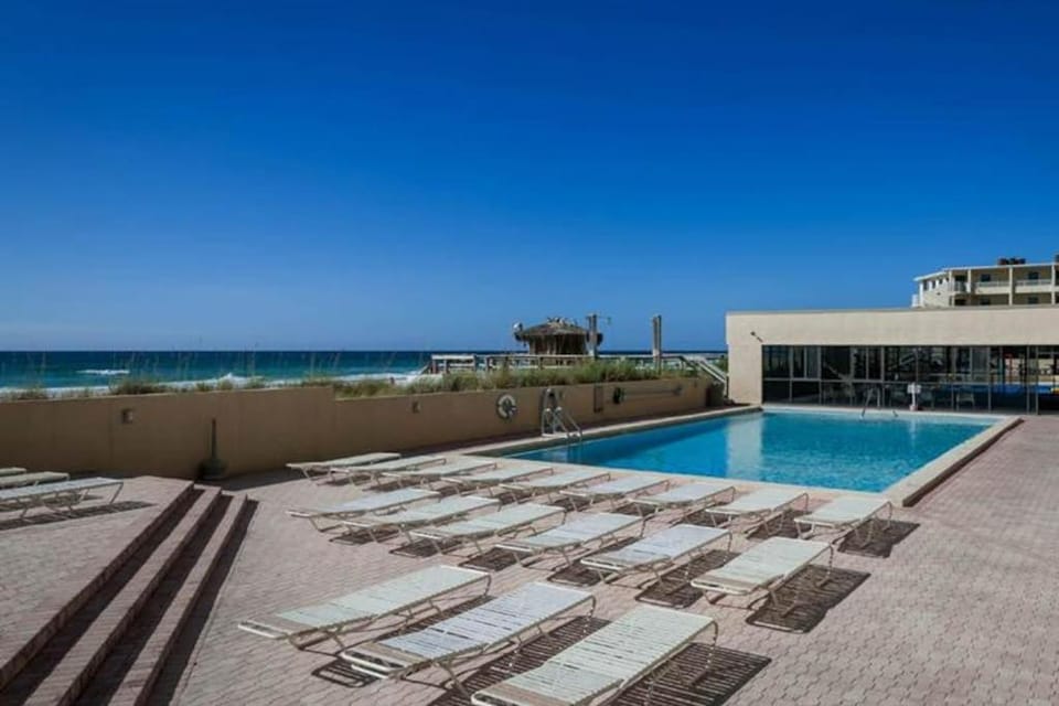 Beach-chic 18th floor condo w gulf-front views Indoor & outdoor pool on-site House in Destin