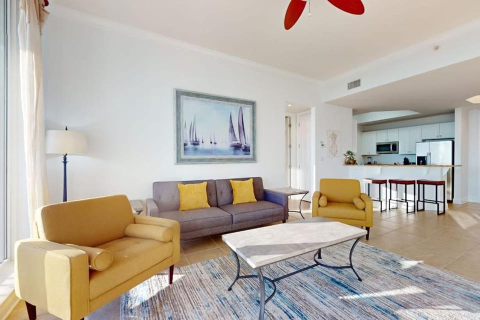 Gorgeous penthouse w shared outdoor pool hot tub tennis - Snowbird-friendly House in Destin