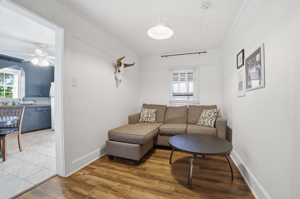 Cozy Private Room Heart of Downtown House in Freetown-Port Rico