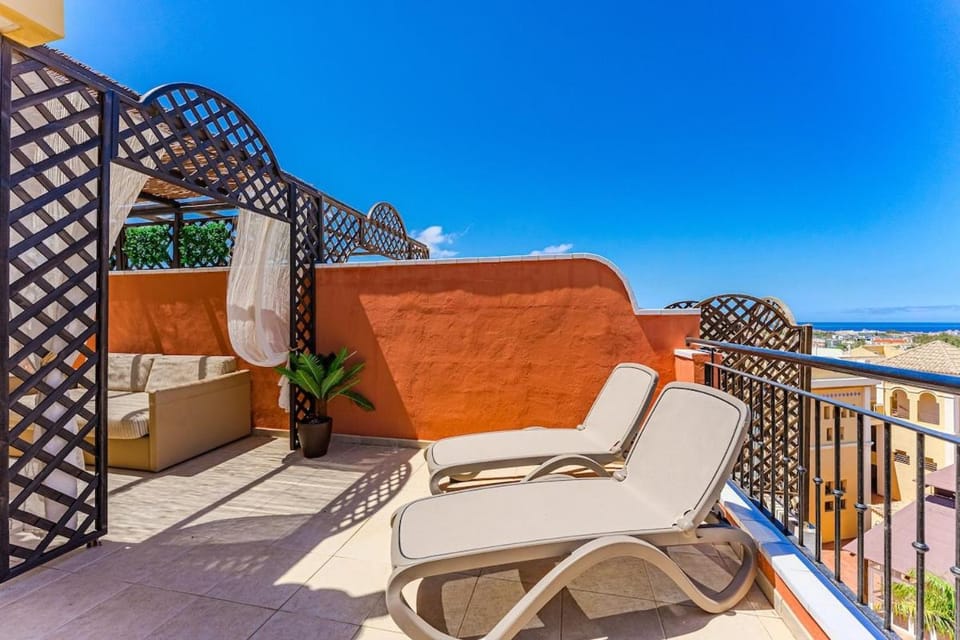 Heated Pool & Ocean Views Los Cristianos Apartment in Playa de las Americas