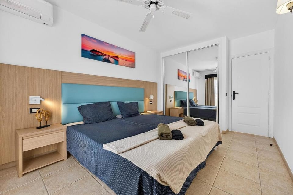 Heated Pool & Ocean Views Los Cristianos Apartment in Playa de las Americas