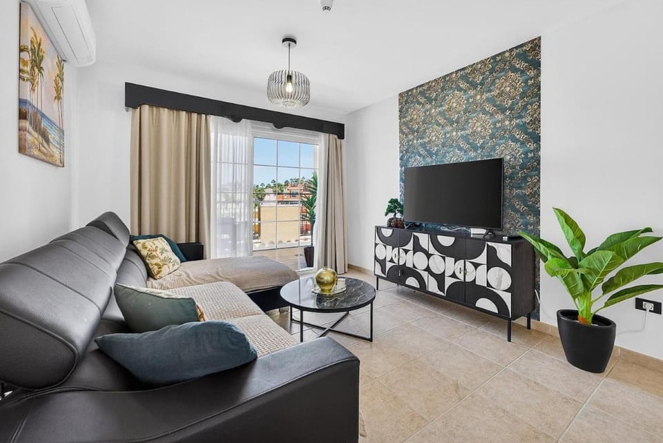 Heated Pool & Ocean Views Los Cristianos Apartment in Playa de las Americas