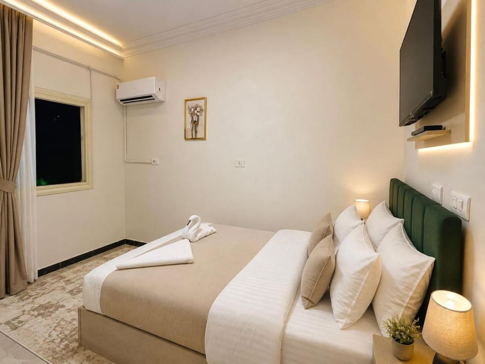 Bed, TV and multimedia, Photo of the whole room, Bedroom, towels, air conditioner