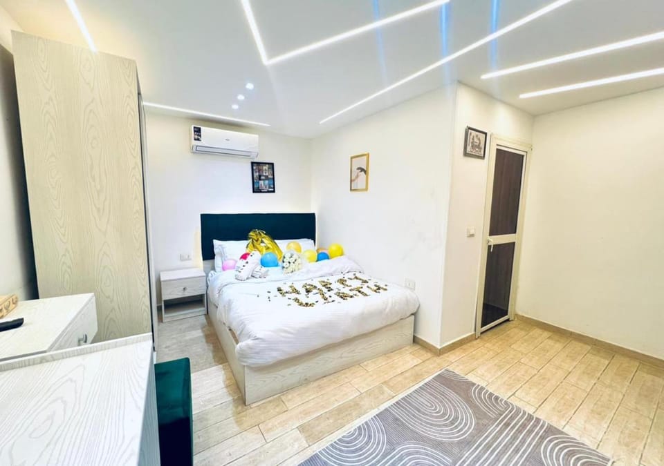 Bed, TV and multimedia, Bedroom, towels