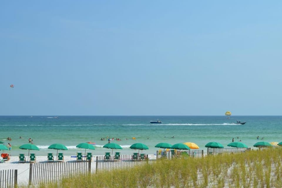 Fifth-floor Gulf view condo with a washer&dryer pool tennis & fitness room House in Destin