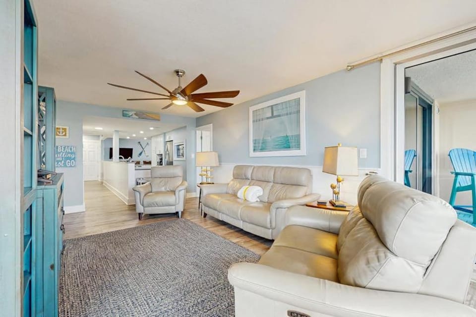 Second-Floor Ocean & Gulf Front Condo w Free WiFi 2 Balconies Shared Pool AC House in Destin
