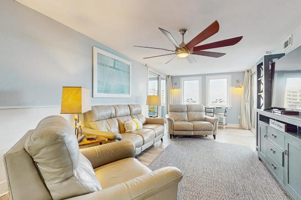 Second-Floor Ocean & Gulf Front Condo w Free WiFi 2 Balconies Shared Pool AC House in Destin