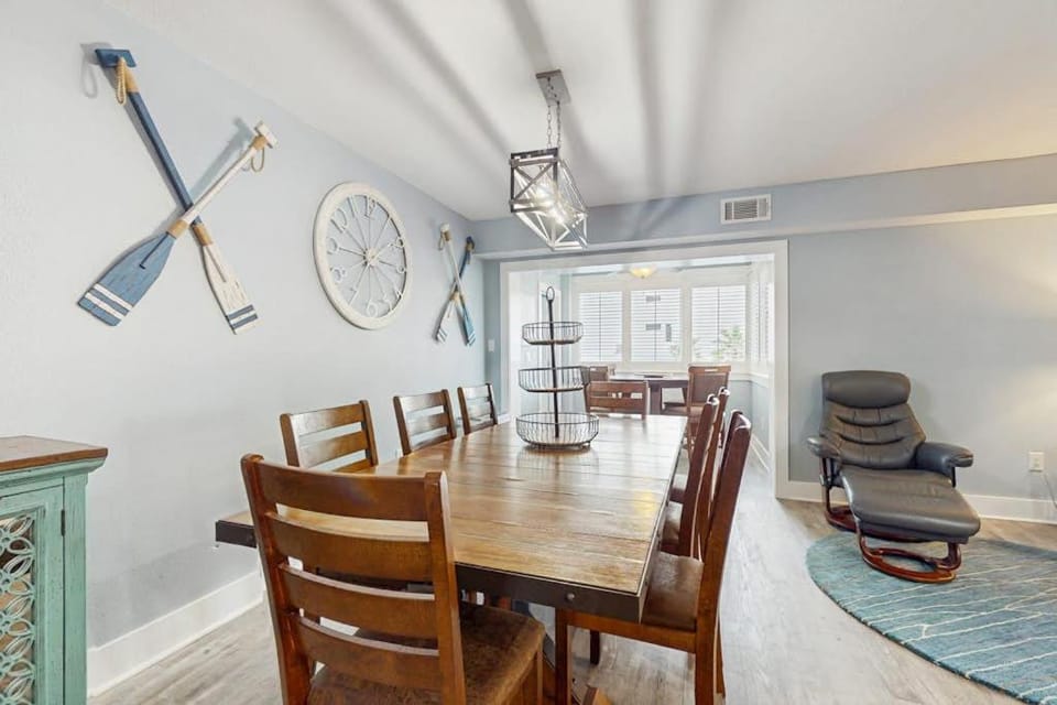 Second-Floor Ocean & Gulf Front Condo w Free WiFi 2 Balconies Shared Pool AC House in Destin