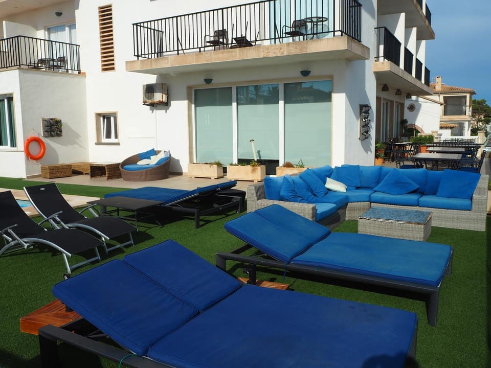 Property building, Swimming pool, sunbed