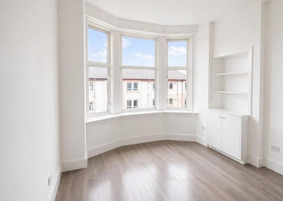 Comfortable 2-Bed Flat with Free Parking Apartment in Paisley