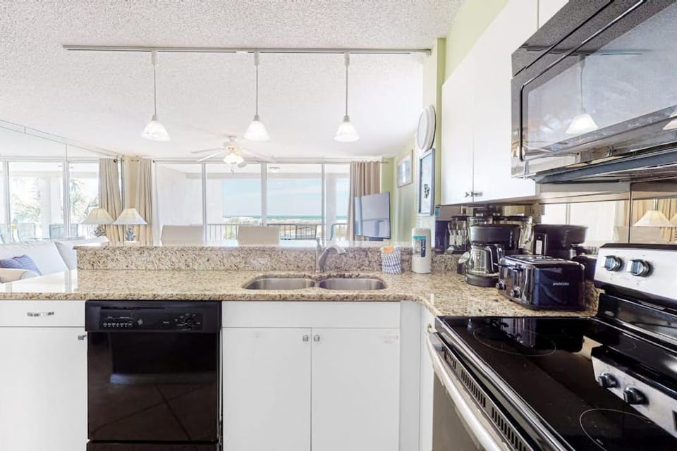 2nd Floor Comfortable bay view Condo Beach setup & bicycles included House in Destin