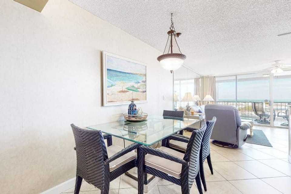 2nd Floor Comfortable bay view Condo Beach setup & bicycles included House in Destin