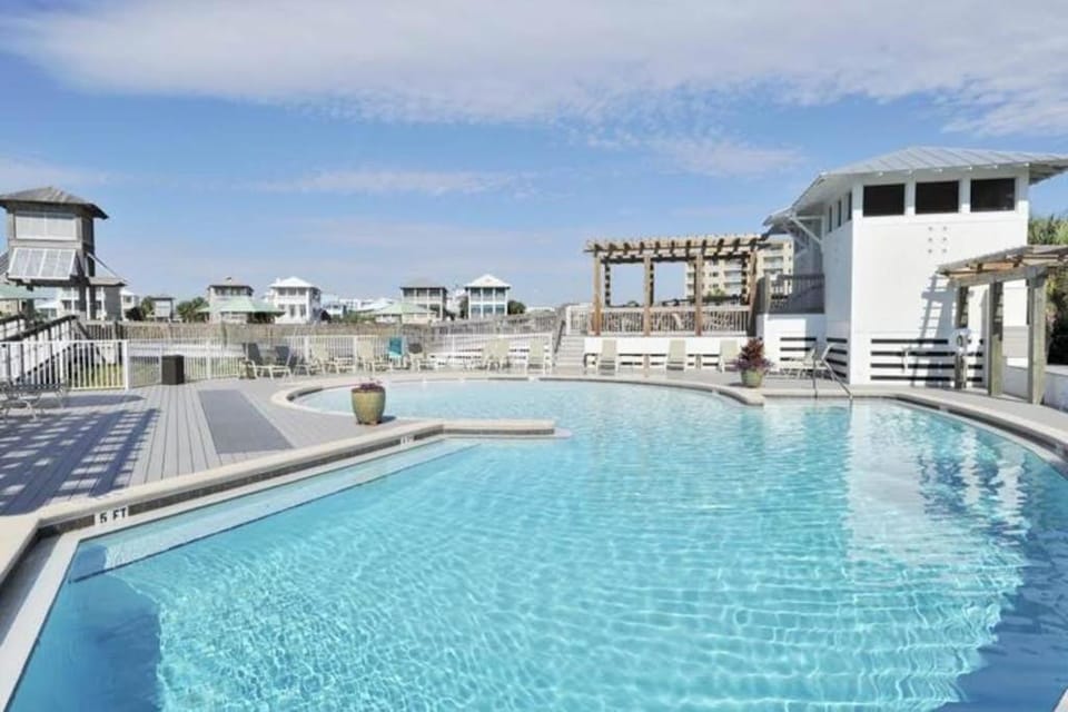 2nd Floor Comfortable bay view Condo Beach setup & bicycles included House in Destin
