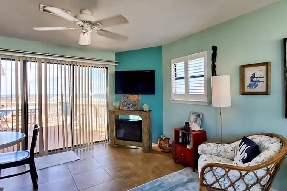 Beachfront Condo gorgeous views beach access & close to everything House in Destin