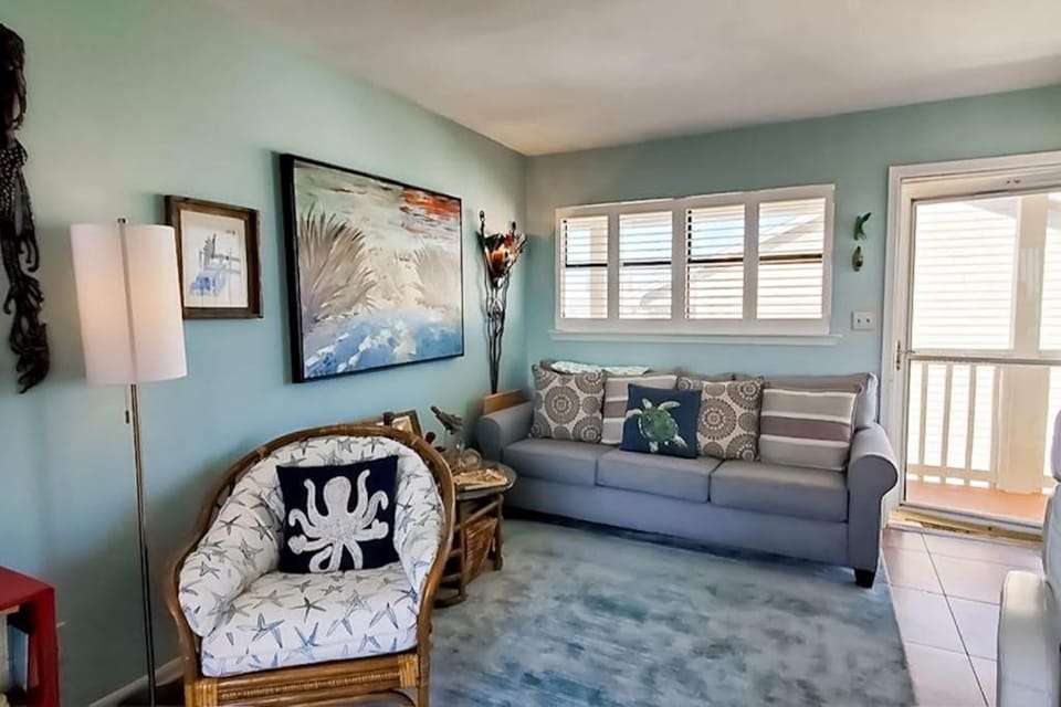 Beachfront Condo gorgeous views beach access & close to everything House in Destin