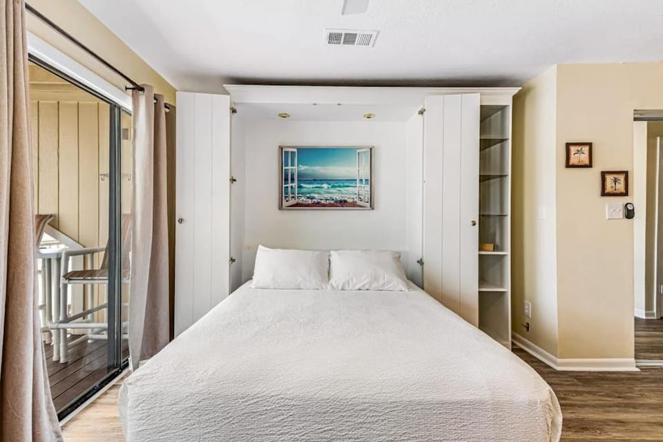 Sparkling Studio with Shared Pools Hot Tubs Golf Tennis & a Private Beach House in Destin