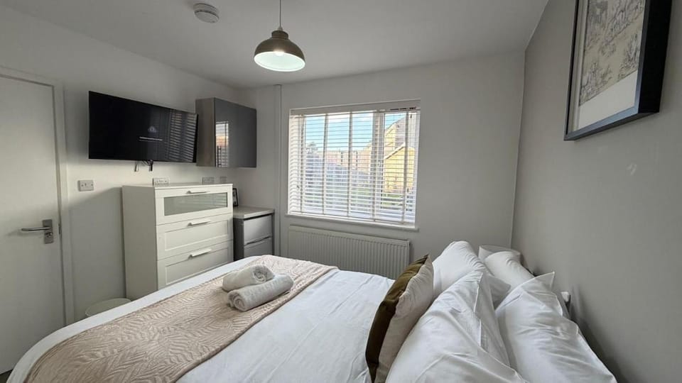 Shetland House- 4bedroom - 3 bathrooms -Contractors Stay House in Corby