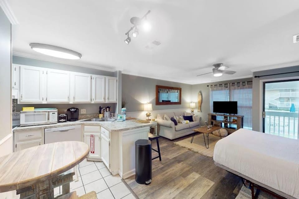 Dog-friendly charming beach condo with pool hot tub sauna deck & water access Apartment in Destin