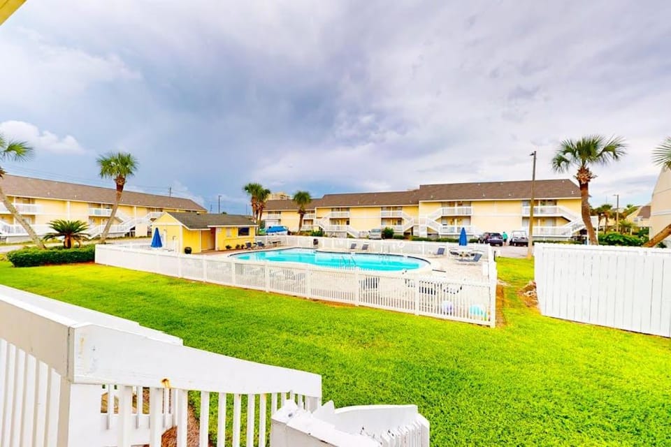 Dog-friendly charming beach condo with pool hot tub sauna deck & water access Apartment in Destin